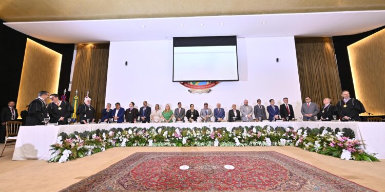 TCE-AM concede Colar do Mérito de Contas a 21 personalidades