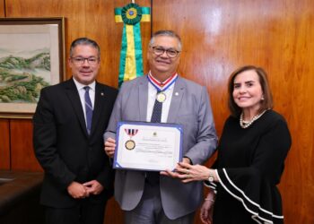 Presidente e Corregedor do TCE-AM entregam Colar do Mérito de Contas ao ministro do STF, Flávio Dino
