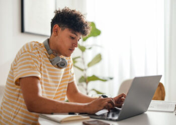 Pé-de-Meia: estudantes já podem consultar dados no portal do MEC