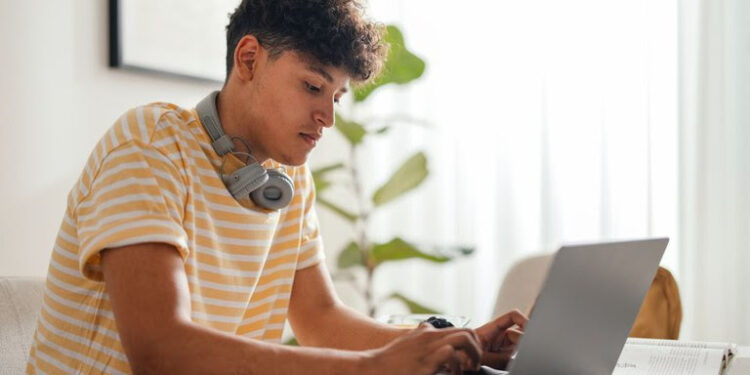 Pé-de-Meia: estudantes já podem consultar dados no portal do MEC