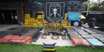 PF devolve fuzis à polícia peruana após apreensão de 6,5 toneladas de drogas no Amazonas