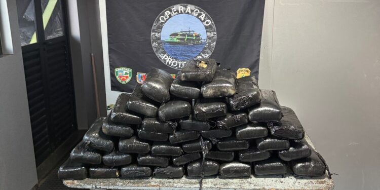 PMs e bombeiros apreendem drogas avaliadas em R$ 4,6 milhões em porão de embarcação