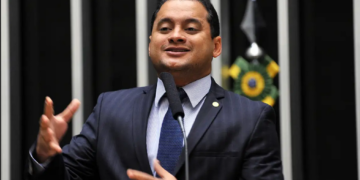 PF aponta senador da base de Lula como ‘sustentáculo político’ de esquema no INSS