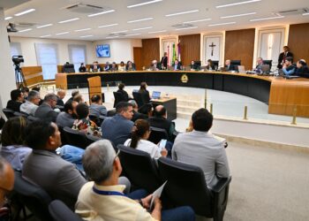 TCE-AM inicia julgamento das contas de David Almeida de 2024 e adia análise após pedido de vistas