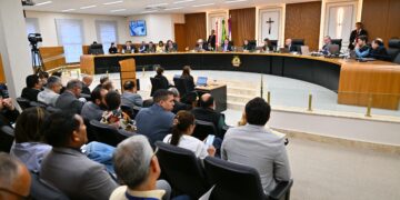 TCE-AM inicia julgamento das contas de David Almeida de 2024 e adia análise após pedido de vistas