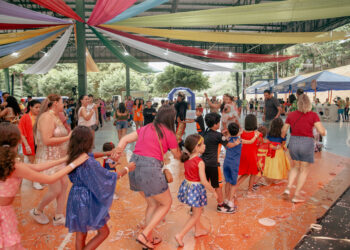 ‘Meu Bloquinho’ leva folia e diversão a famílias no Sesc Balneário em Manaus
