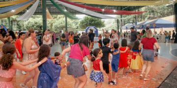‘Meu Bloquinho’ leva folia e diversão a famílias no Sesc Balneário em Manaus