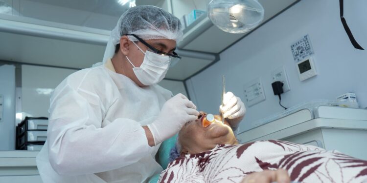 Unidade odontológica móvel da prefeitura atende idosos residentes da Fundação Dr. Thomas