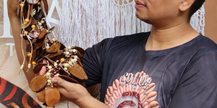 Artista parintinense transforma ancestralidade em arte no projeto ‘Cultura em Alta Costura’