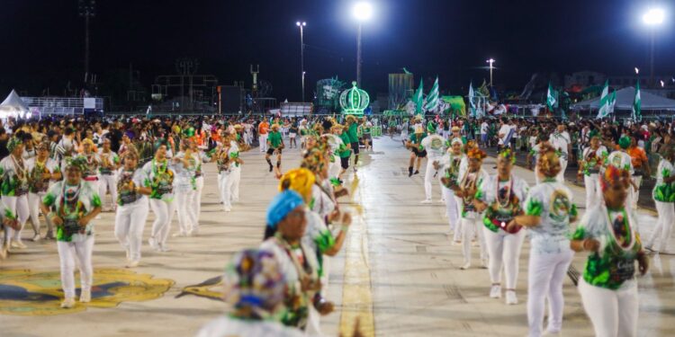 Carnaval de Manaus: Reino Unido emociona público em espetáculo no ensaio técnico