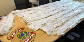 PF prende duas pessoas e apreende cocaína líquida em Correios de Manaus