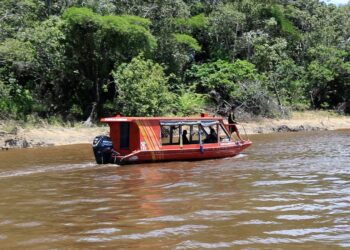 Bombeiros percorrer mais de 212 km pelo rio Amazonas em busca de desaparecidos