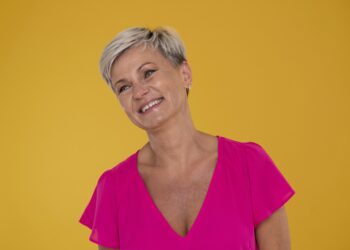 Grisalhos em alta: mulheres transformam cabelos brancos em símbolo de autonomia e autoestima