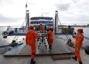 Bombeiros retomam buscas por passageiros desaparecidos em naufrágio