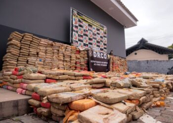 PM apreende 2,7 toneladas de drogas e prende seis policiais em Manaus