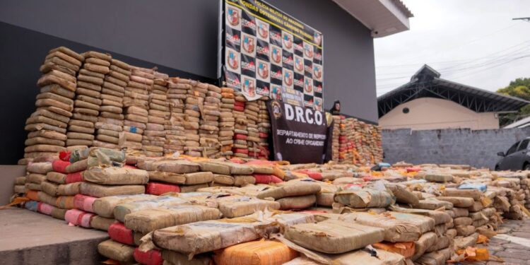 PM apreende 2,7 toneladas de drogas e prende seis policiais em Manaus