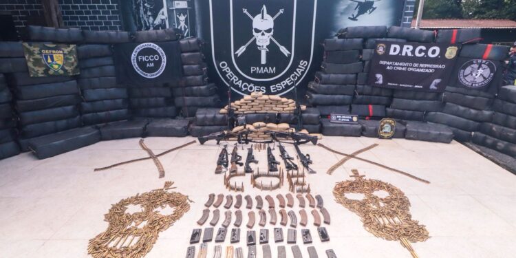 Polícias apreendem mais de 4 toneladas de drogas e armas de guerra no AM