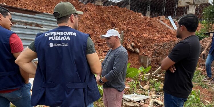 Defensoria Pública visita área atingida por deslizamento de terra que afetou sete casas em comunidade do Tarumã