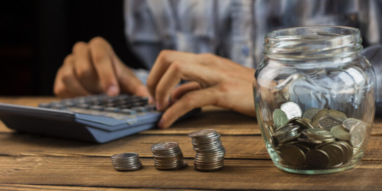 Salário mínimo já não cobre o básico e exige escolhas difíceis para milhões de brasileiros