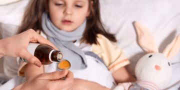 Especialista dá dicas para reduzir a resistência das crianças na hora do remédio