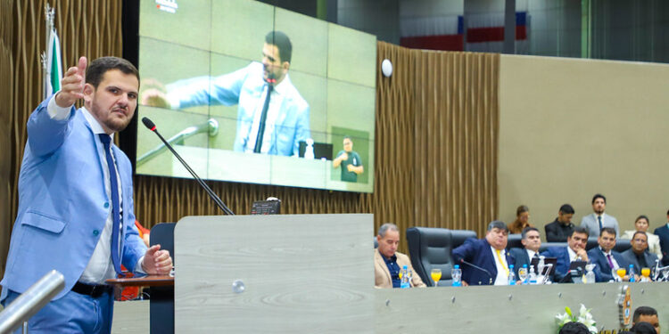 Renato Junior assume Prefeitura de Manaus após renúncia de David Almeida