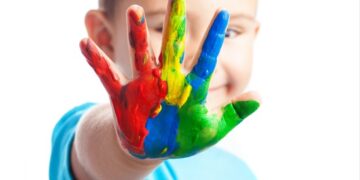Autismo atinge 2,4 milhões no Brasil e exige cuidado baseado em evidências