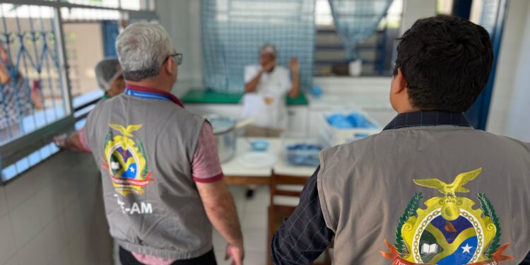 Blitz do TCE-AM fiscaliza merenda escolar em 10 escolas estaduais de Manaus