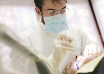 Sem dentista de plantão: o que fazer se quebrar um dente no fim de semana ou feriadão