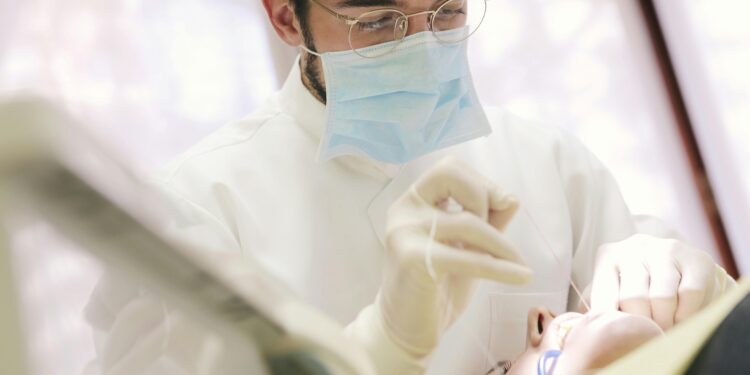 Sem dentista de plantão: o que fazer se quebrar um dente no fim de semana ou feriadão