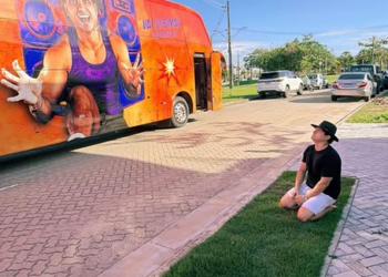 Filho do Piseiro comemora conquista do primeiro ônibus para realizar shows