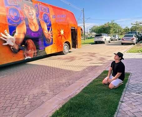 Filho do Piseiro comemora conquista do primeiro ônibus para realizar shows