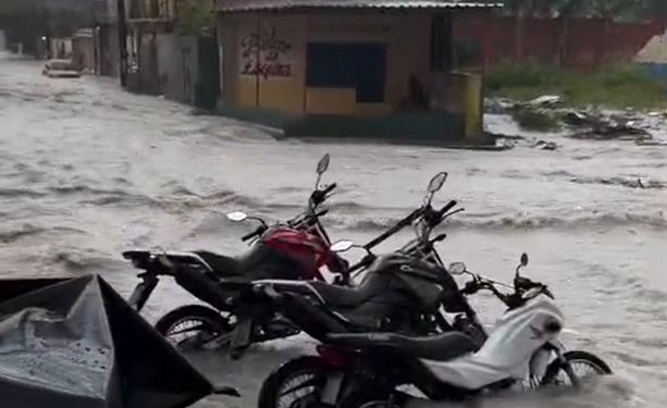 Manaus é castigada por chuva forte, registra alagamentos e 114 ocorrências