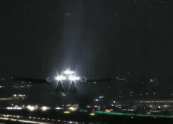 Vídeo: Motor de avião explode e piloto faz pouso de emergência em São Paulo