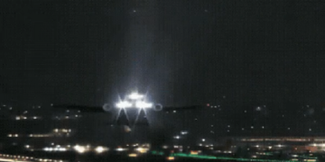 Vídeo: Motor de avião explode e piloto faz pouso de emergência em São Paulo