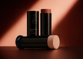 Natura Una lança Base Stick FPS 50 que une beleza natural e tratamento a pele