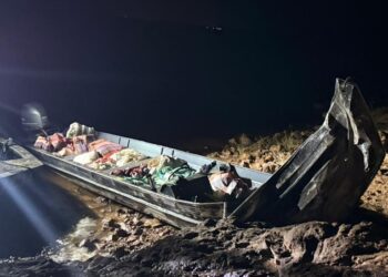 Polícia apreende cerca de 800 kg de drogas após traficantes baterem lancha em pedras no rio Negro