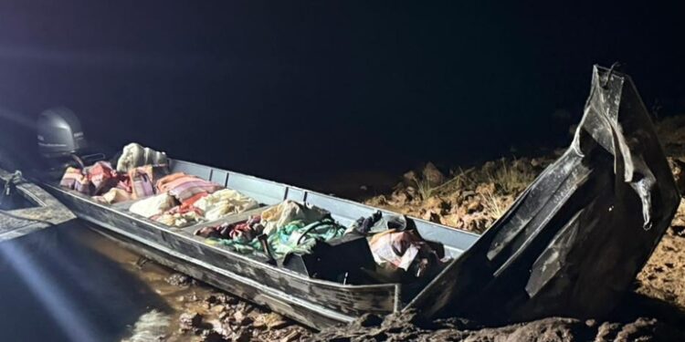 Polícia apreende cerca de 800 kg de drogas após traficantes baterem lancha em pedras no rio Negro