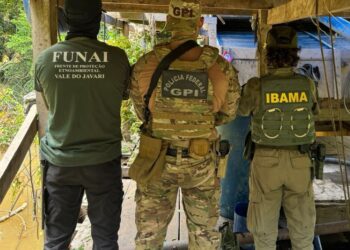 PF destrói 15 dragas de garimpo ilegal em Santo Antônio do Içá