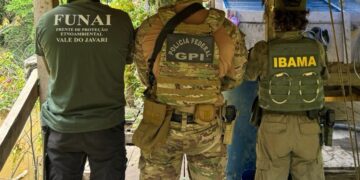 PF destrói 15 dragas de garimpo ilegal em Santo Antônio do Içá