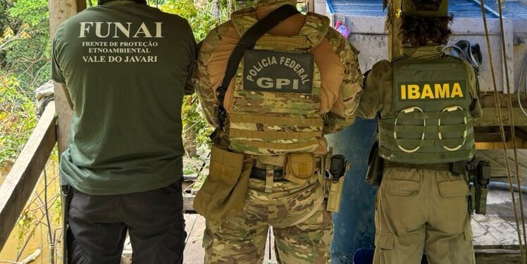 PF destrói 15 dragas de garimpo ilegal em Santo Antônio do Içá