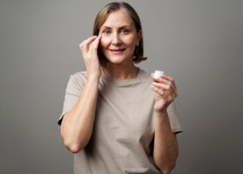 Menopausa altera pele, cabelos e unhas; entenda os cuidados essenciais