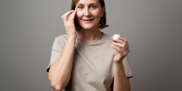 Menopausa altera pele, cabelos e unhas; entenda os cuidados essenciais
