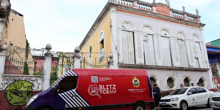 TCE vistoria escolas históricas de Manaus em blitz