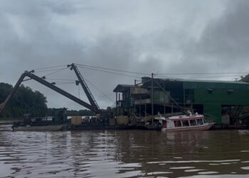 Polícia Federal e ICMBio destroem balsas de garimpo ilegal em Japurá