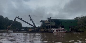Polícia Federal e ICMBio destroem balsas de garimpo ilegal em Japurá