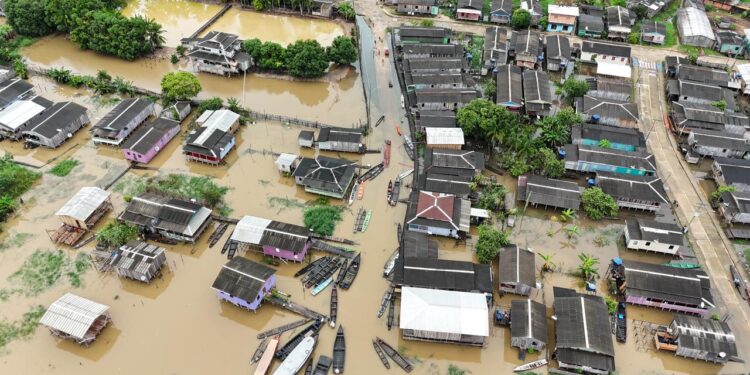 Cheia dos rios no Amazonas deixa 12 cidades em situação de emergência