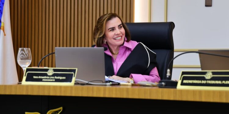 Evento no TCE-AM celebra protagonismo feminino com entrega de medalha de honra no dia 16 de abril
