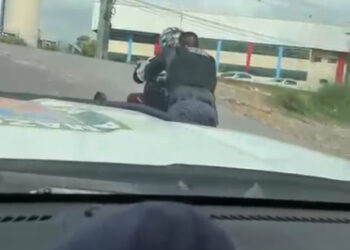 PMs auxiliam cadeirante em ladeira da zona norte de Manaus