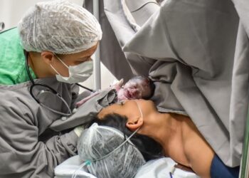 Parto raro de trigêmeos é realizado em maternidade de Manaus