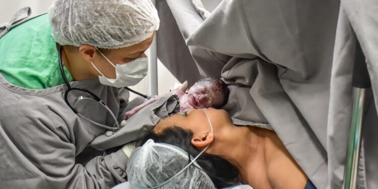 Parto raro de trigêmeos é realizado em maternidade de Manaus